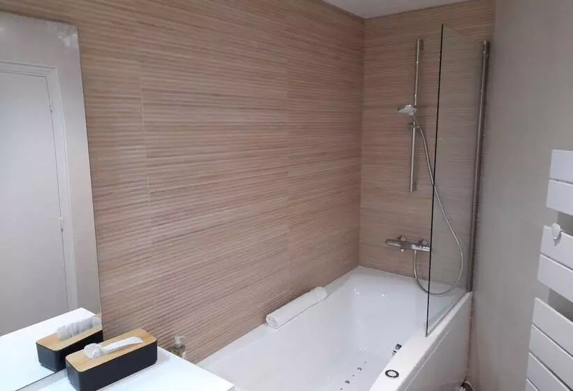 Отель Auberge La Tomette, The Originals Relais