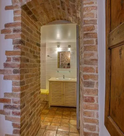 ホテル Hôtel Restaurant Les Remparts