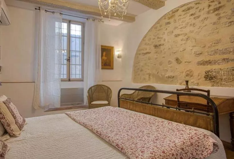 ホテル Hôtel Restaurant Les Remparts