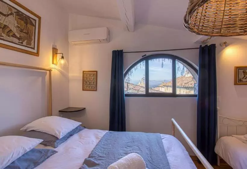 ホテル Hôtel Restaurant Les Remparts