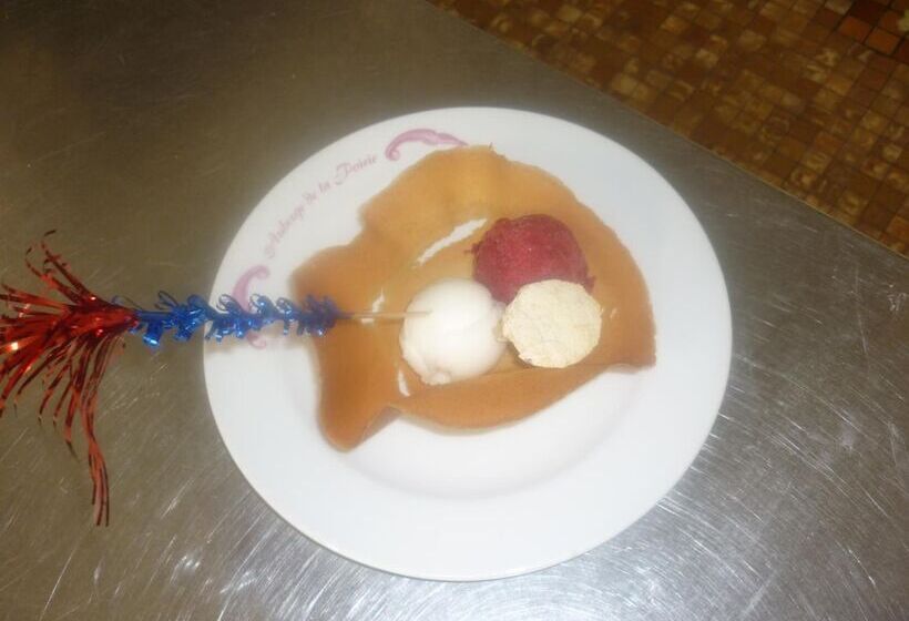 Отель Logis Auberge De La Poirie