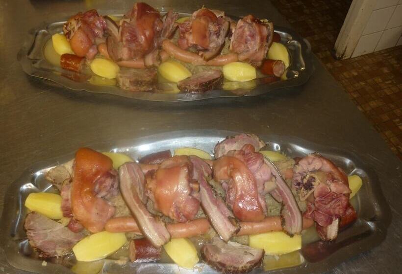 Отель Logis Auberge De La Poirie