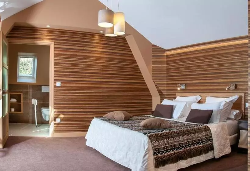 Logis Hotel Du Casino Restaurant Le Mathelia