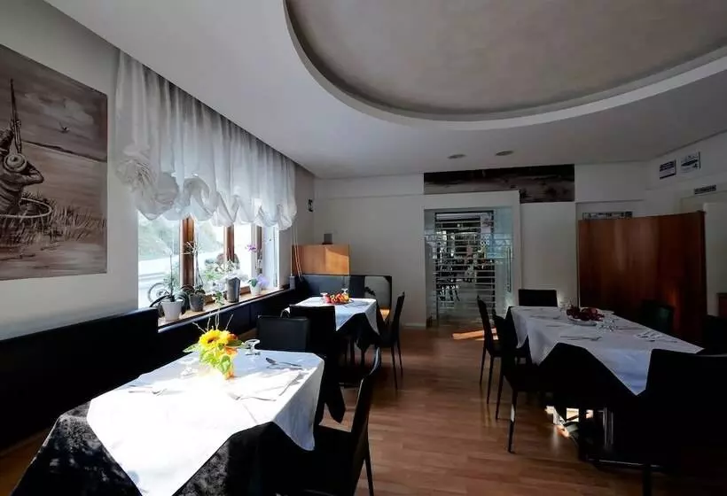 Hotelli Albergo De March