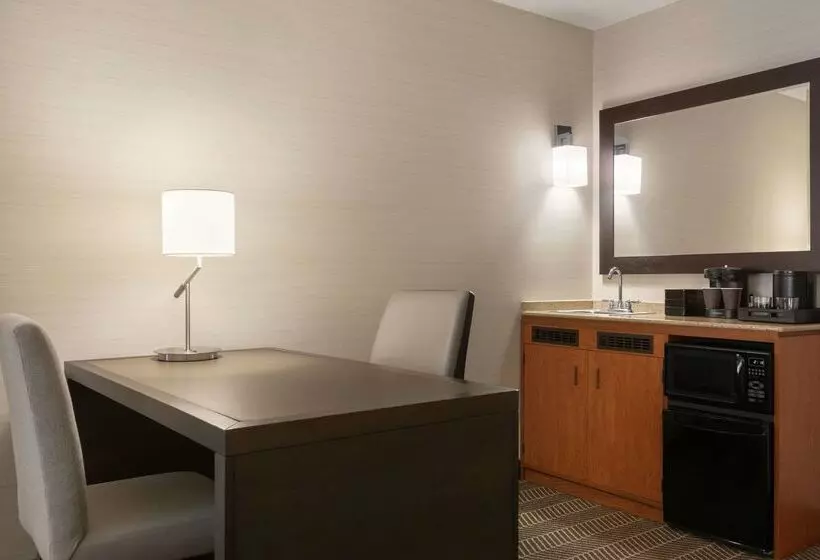 فندق Embassy Suites  Boston Logan Airport