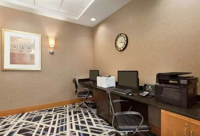 فندق Embassy Suites  Boston Logan Airport