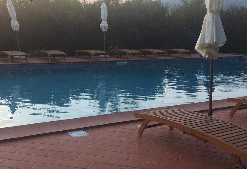 هتل روستایی Borgo Santa Lucia