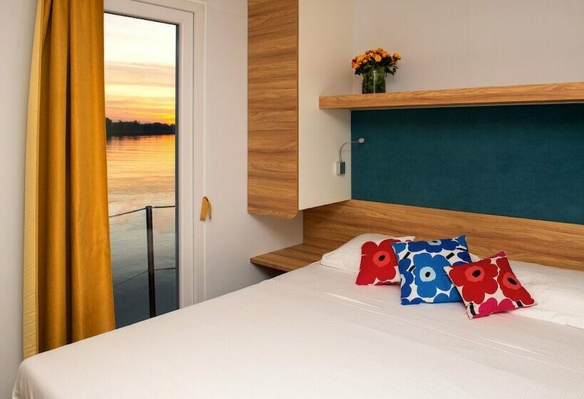 هتل Floating Resort