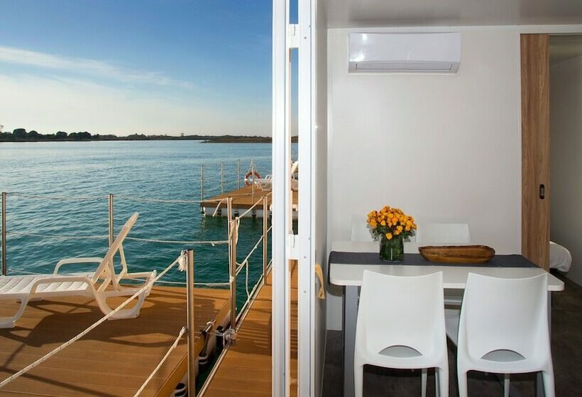 هتل Floating Resort