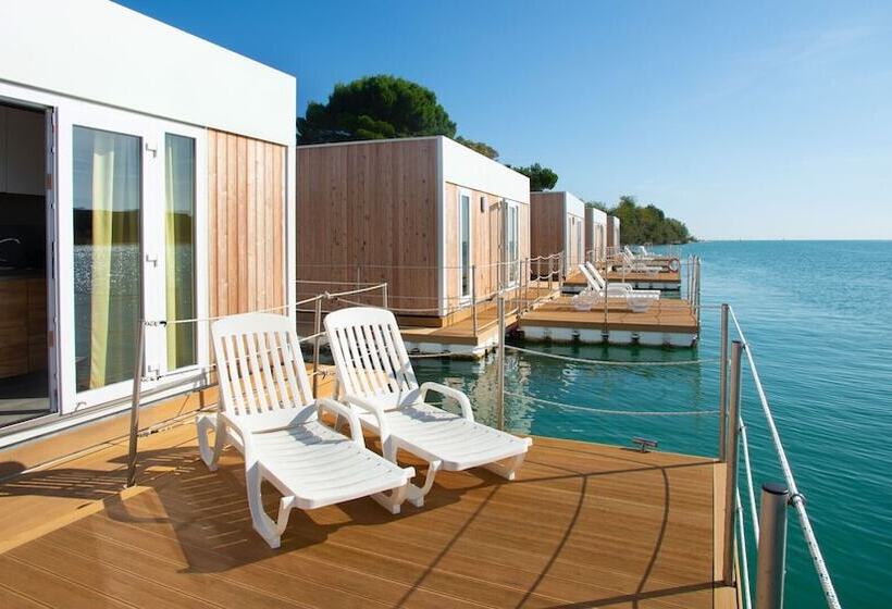 هتل Floating Resort