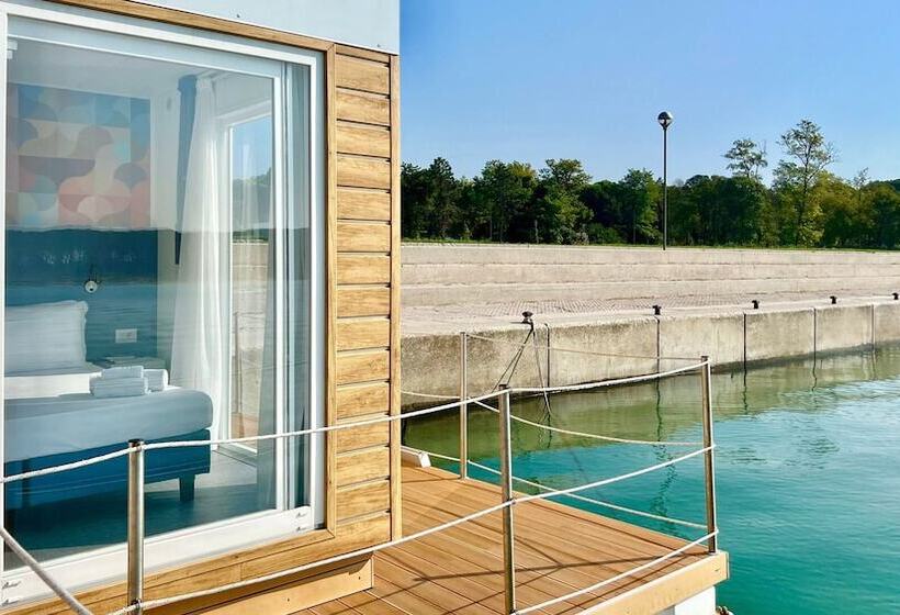 هتل Floating Resort