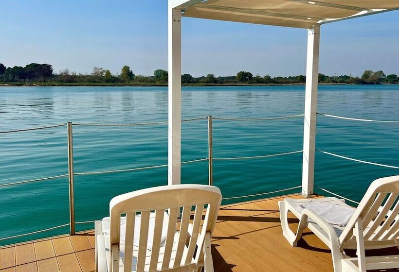 هتل Floating Resort