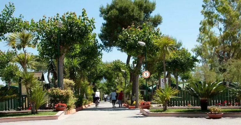مسافرخانه Camping Poseidonia