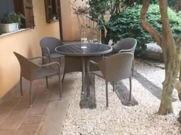 تختخواب و صبحانه Il Giardino Dei Melograni