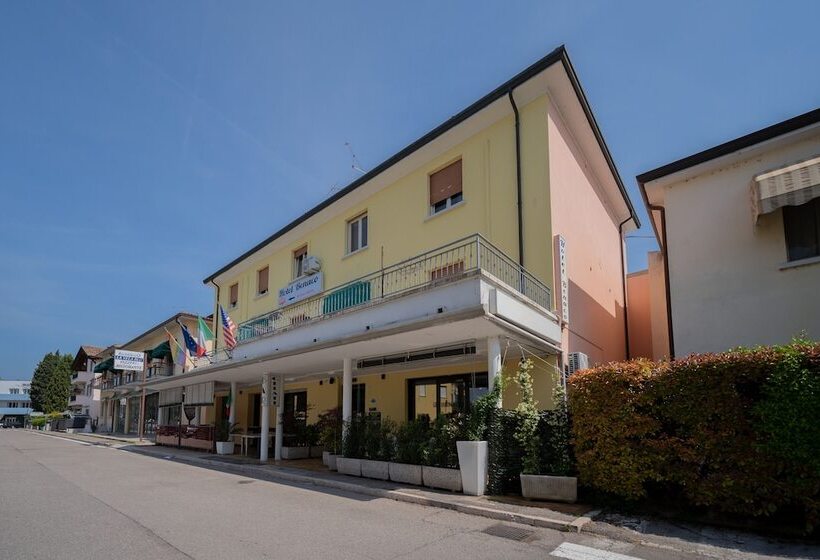 هتل Benaco Mavras