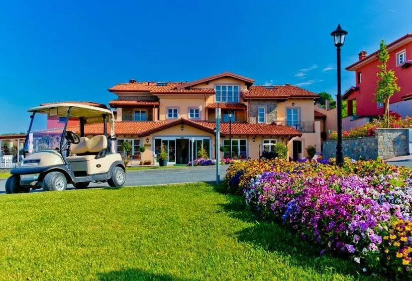 Hostelli Villa Carolina Resort