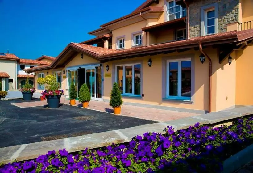 Hostelli Villa Carolina Resort