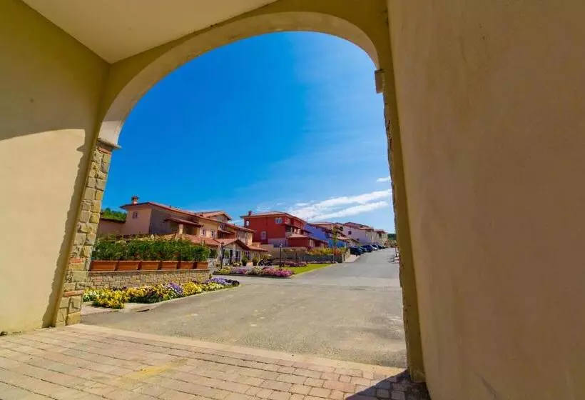 Hostelli Villa Carolina Resort