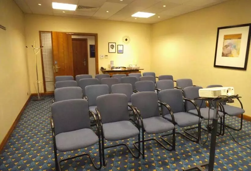 בית מלון כפרי Airport Inn Gatwick