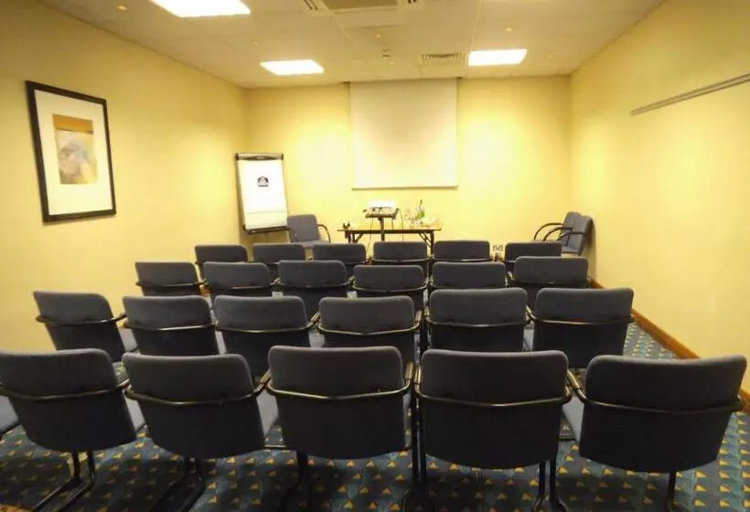 בית מלון כפרי Airport Inn Gatwick