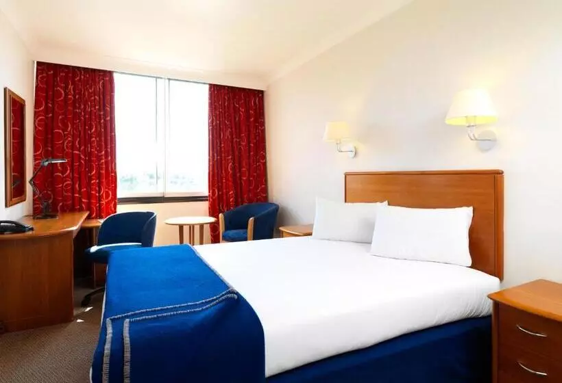 בית מלון כפרי Airport Inn Gatwick