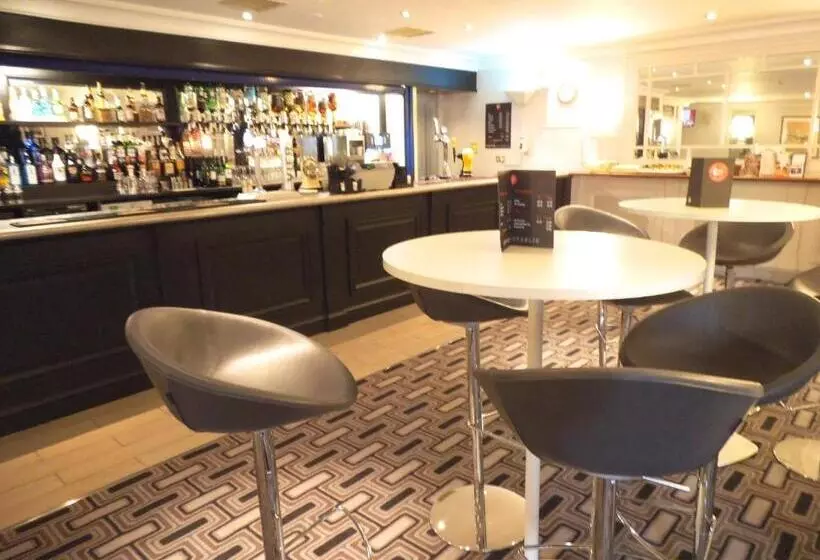 בית מלון כפרי Airport Inn Gatwick