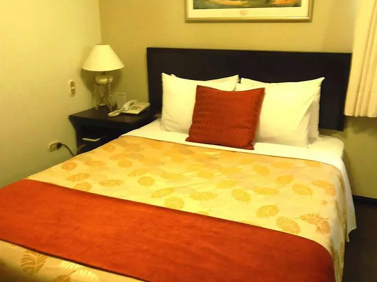 هتل Leon De Oro Inn & Suites