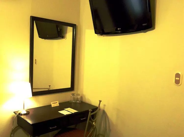 هتل Leon De Oro Inn & Suites