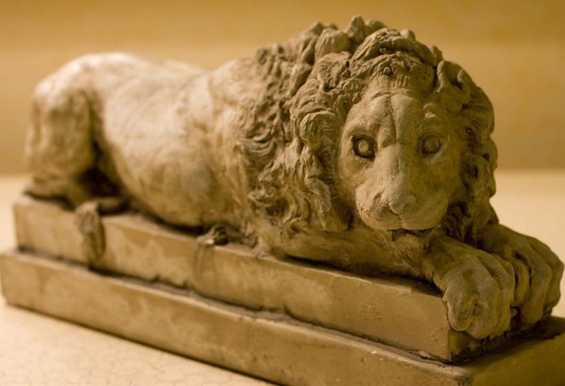 فندق Leon De Oro Inn & Suites