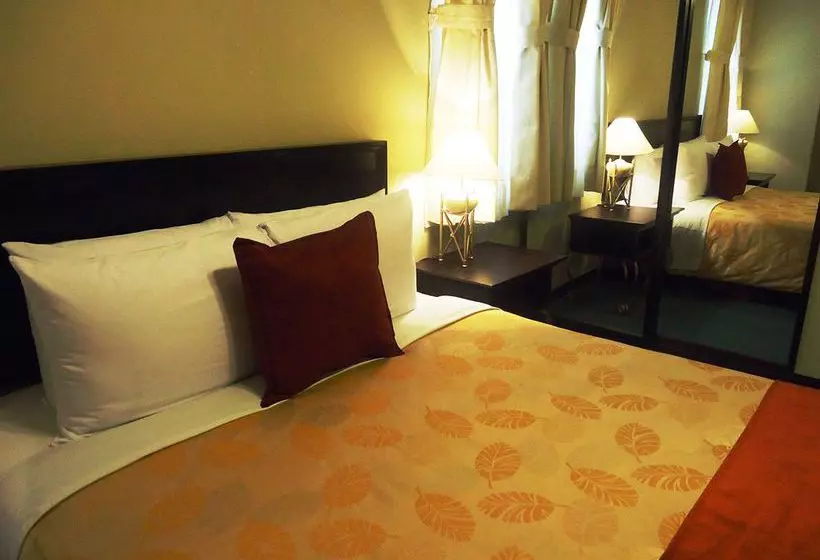 هتل Leon De Oro Inn & Suites