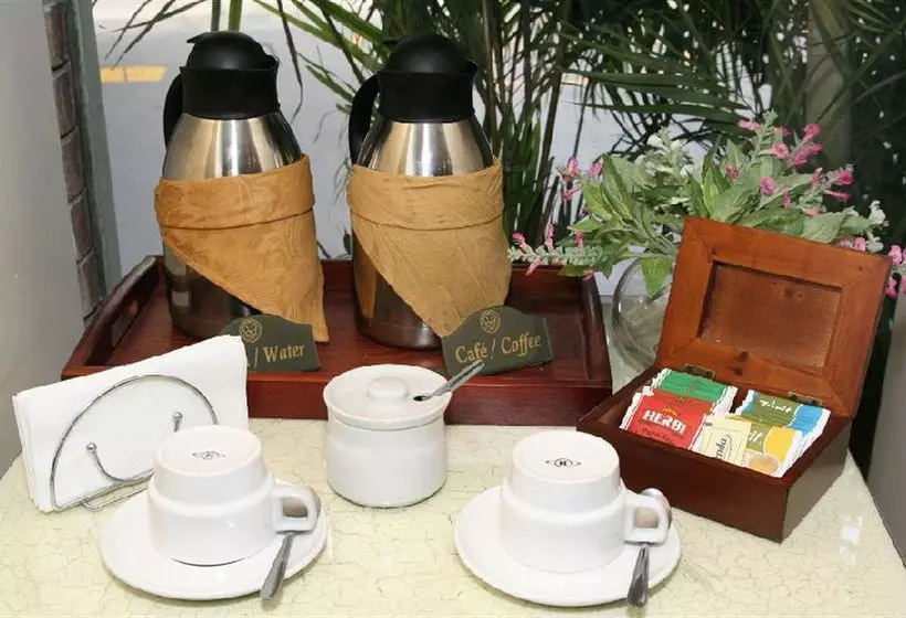 هتل Leon De Oro Inn & Suites