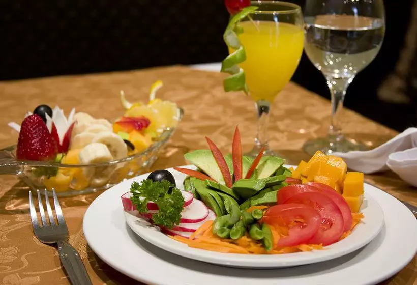 هتل Leon De Oro Inn & Suites