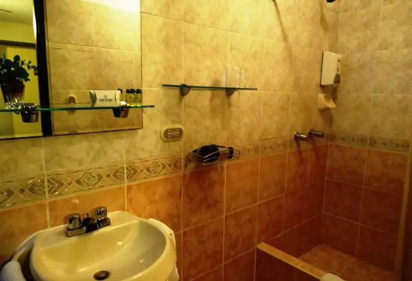 هتل Leon De Oro Inn & Suites