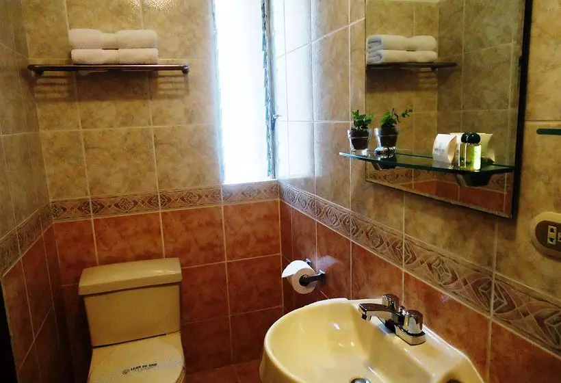 هتل Leon De Oro Inn & Suites
