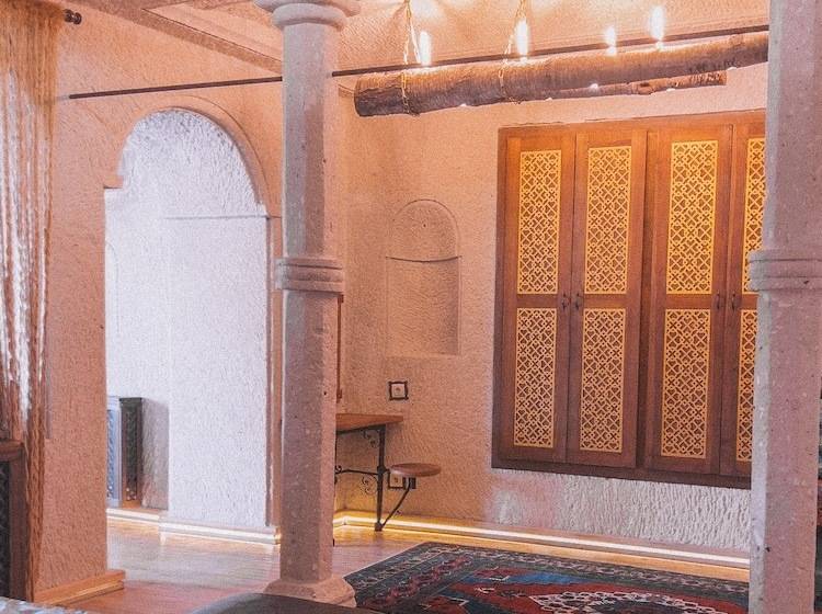 هتل Local Cave House