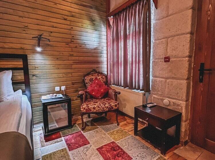 هتل Local Cave House