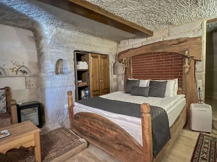 هتل Local Cave House