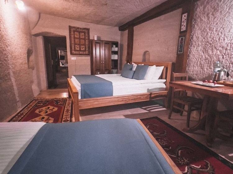 هتل Local Cave House