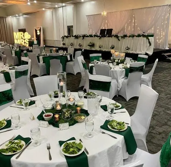 Bismarck Hotel And Conference Center
