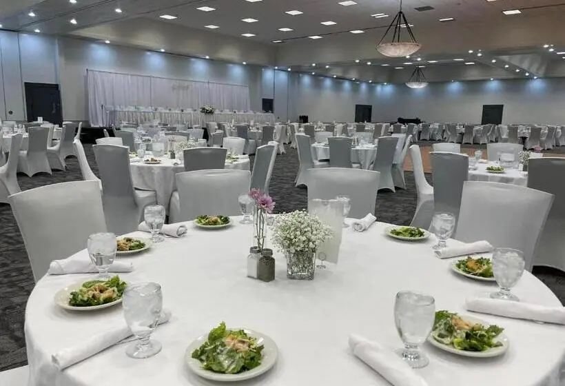 Bismarck Hotel And Conference Center