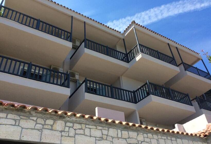 هتل Arellis Studios