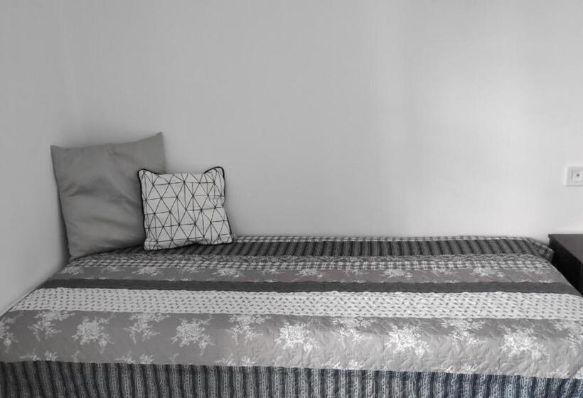 هتل Arellis Studios