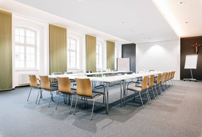 هتل Bildungs Und Tagungshaus Liborianum