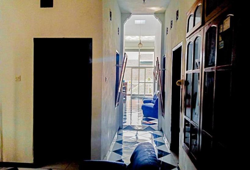 Hotell Oyo 2655 Rumah Kost Balqis