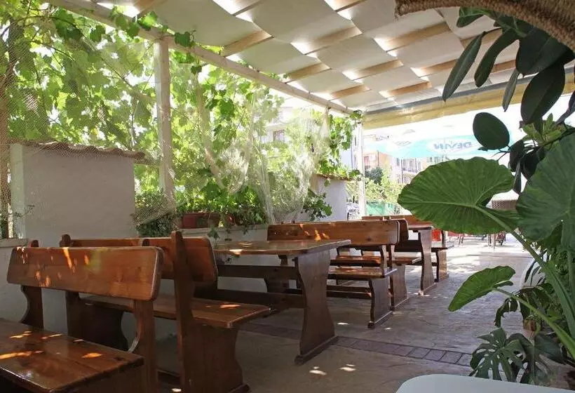 Majatalo Ravda Bay Guest House