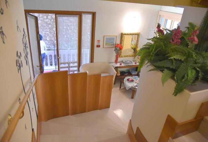 בית מלון כפרי Ristorante Miralago