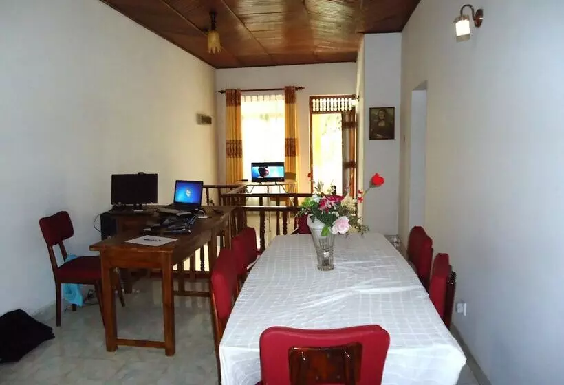 Hotelli Peradeniya Rest Inn