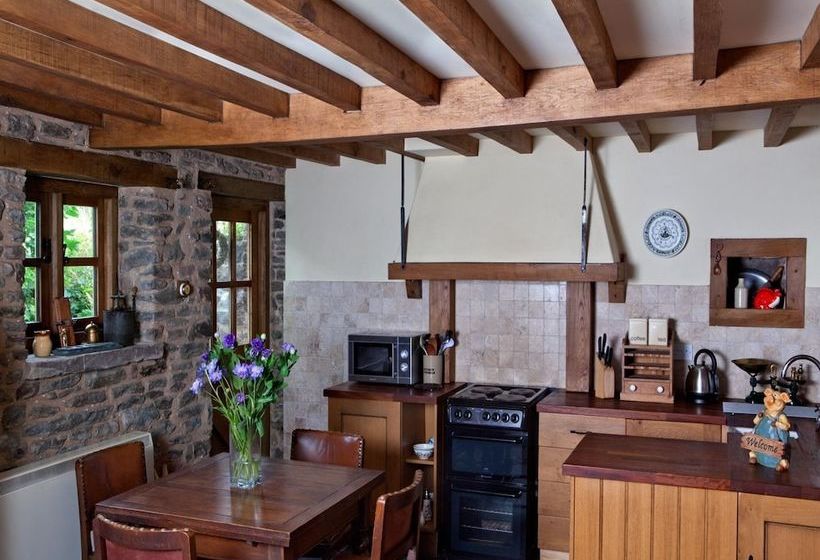 Charming And Authentic Cottage With Beautiful Views In A Quiet Location