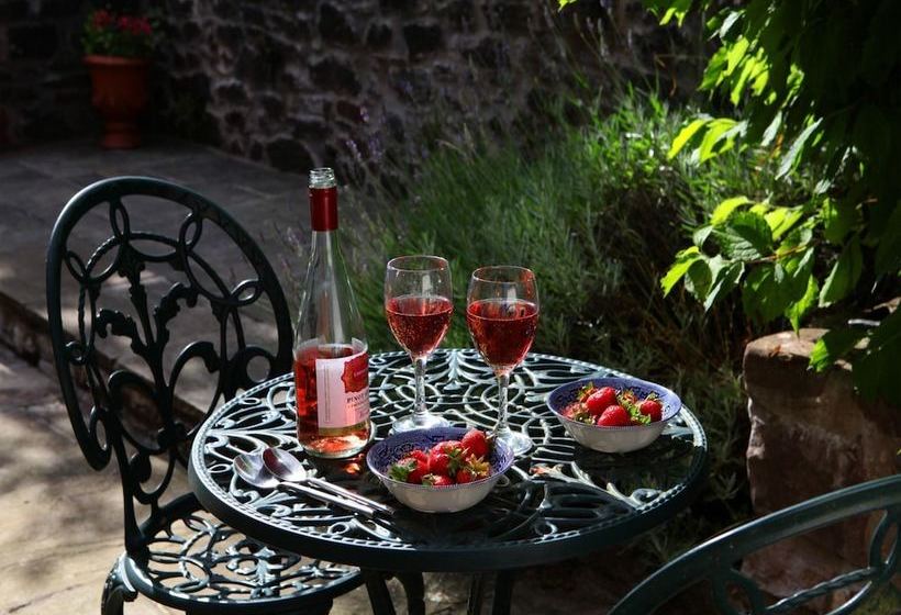 Charming And Authentic Cottage With Beautiful Views In A Quiet Location