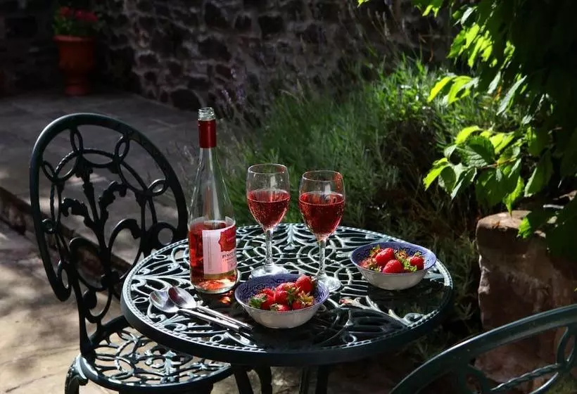 Charming And Authentic Cottage With Beautiful Views In A Quiet Location